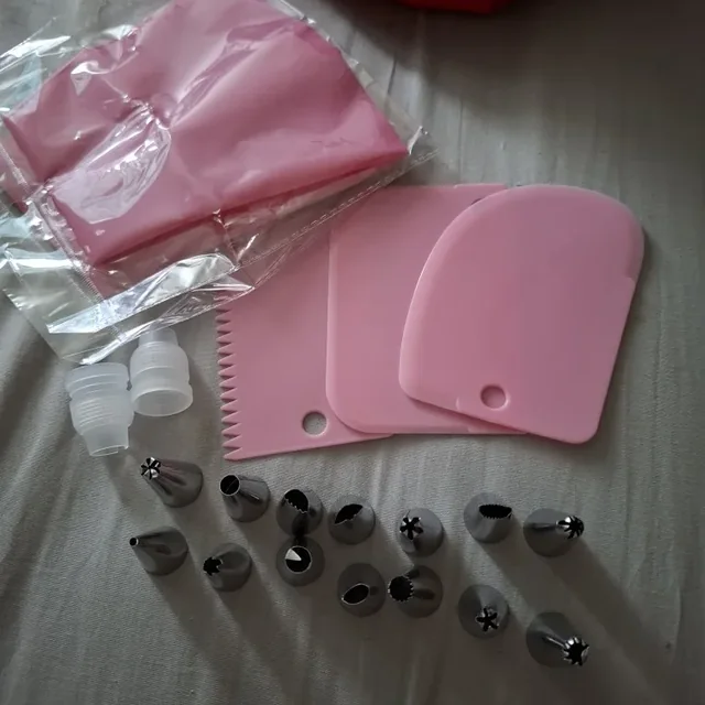 Kit poche à douille rose déballé : poche, douilles inox et lisseurs