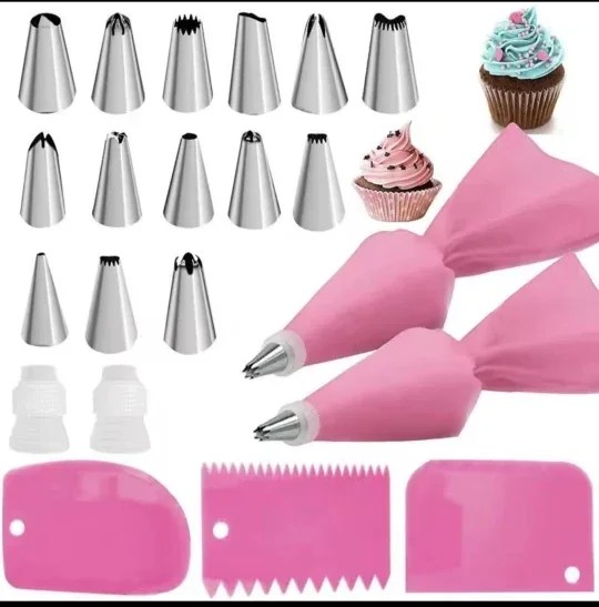 Douilles inox alignées à côté des poches roses, des lisseurs et du coupleur du kit, avec des cupcakes décorés — photo d'un acheteur vérifié