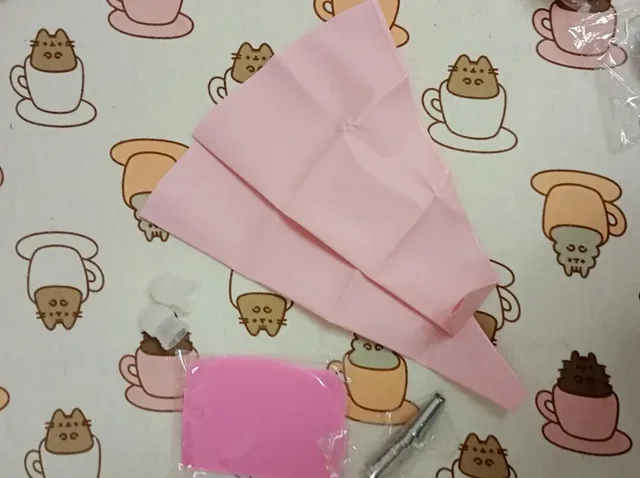 Poche à douille rose avec son coupleur, photo d'une acheteuse
