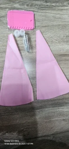 Deux poches à douille roses posées sur une table en bois, avec le lisseur, le coupleur et les douilles encore emballés — photo d'un acheteur vérifié